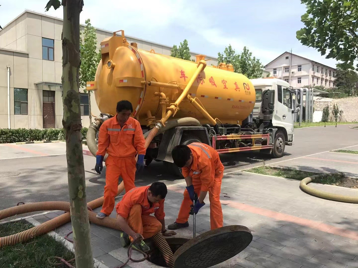 广汉管道疏通车停在窨井附近