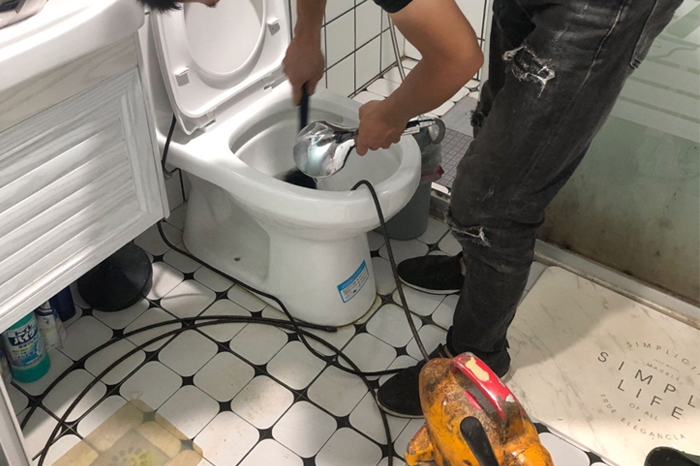 广汉马桶堵塞自己疏通还是找师傅?专业上门服务让你省时更省心
